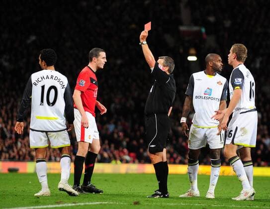 Kieran Richardson (l.) of Sunderland receives the red card - Manchester United v FC Sunderland AFC - EDITORIAL USE ONLY. No use with unauthorised audio, video, data, fixture lists, club league logos or live services. Online in-match use limited to 120 images, no video emulation. No use in betting, games or single club league player publications. o0 rot ManU Schiri