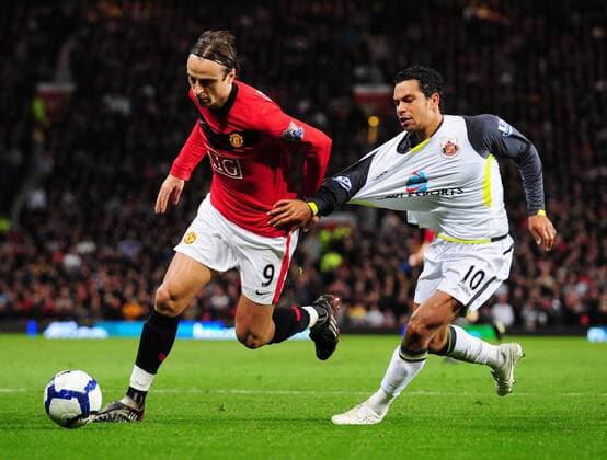 Dimitar Berbatov (l.) of Manchester United and Kieran Richardson of Sunderland - Manchester United - FC Sunderland AFC EDITORIAL USE ONLY. No use with unauthorised audio, video, data, fixture lists, club league logos or live services. Online in-match use limited to 120 images, no video emulation. No use in betting, games or single club league player publications.