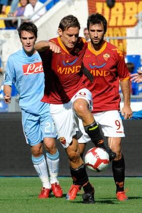 Francesco Totti (c.) und Mirko Vucinic (AS Roma) ANDREAXSTACCIOLI o0 SSC Neapel