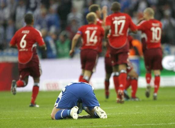 Gojko Kacar (Hertha) enttäuscht am Boden, der HSV jubelt Fußball 1. BL Herren Saison 2008 2009, Hertha BSC Berlin - Hamburger SV 1:3, Hamburg Gruppe Berlin Enttäuschung, Verzweiflung,