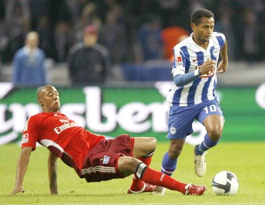 Raffael (Hertha, re.) gegen Jerome Boateng (HSV) Fußball 1. BL Herren Saison 2008 2009, Hertha BSC Berlin - Hamburger SV 1:3, Hamburg Gruppe Berlin Dynamik,Kampf,