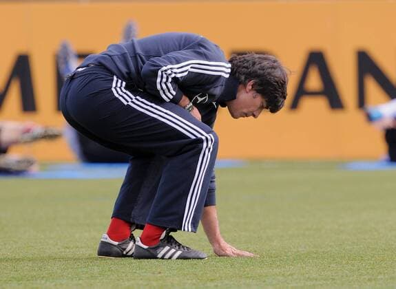 Bundestrainer Joachim Löw (Deutschland) testet den Kunstrasen in Mainz  o0 Trainer, Nationaltrainer, Einzelbild, Freisteller