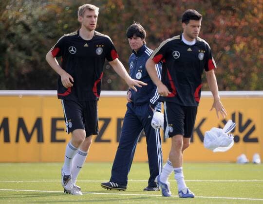 Deutschland, v.li.: Per Mertesacker, Bundestrainer Joachim Löw und Michael Ballack  o0 Trainer, Nationaltrainer