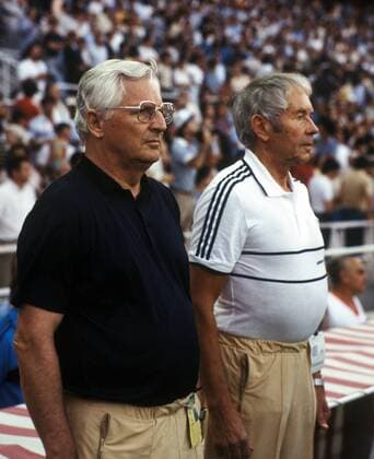 Bundestrainer Jupp Derwall (li.) und Masseur Erich Deuser (beide BR Deutschland) - DEUTSCHSPRACHIGE SPORTZEITSCHRIFTEN UND -ZEITUNGEN NUR NACH RÜCKSPRACHE Fußball Länderspiel Herren WM 1982, Nationalteam, Halbfinale, BRD Gruppe Sevilla Nachdenklichkeit,
