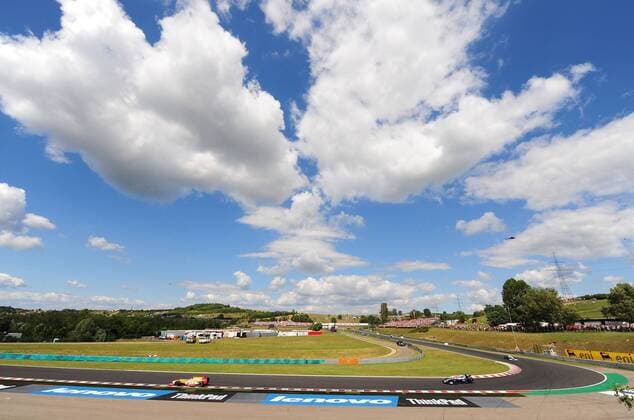 Vereinzelte Wolken über dem GP von Ungarn 2009 auf dem Hungaroring o0 Kurs, Strecke, Rennstrecke, Streckenabschnitt, Himmel, Wolke