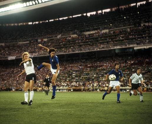 Horst Hrubesch (BR Deutschland, li.) gegen Fulvio Collovati (Italien) - DEUTSCHSPRACHIGE SPORTZEITSCHRIFTEN UND -ZEITUNGEN NUR NACH RÜCKSPRACHE Fußball Länderspiel Herren WM Finale 1982, Nationalteam, Nationaltrikot, BRD, BR Deutschland - Italien 1:3 Gruppe Madrid Dynamik,