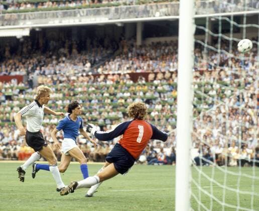 Bernd Förster und Torwart Harald Schumacher (beide BR Deutschland) gegen Alessandro Altobelli (Italien) - DEUTSCHSPRACHIGE SPORTZEITSCHRIFTEN UND -ZEITUNGEN NUR NACH RÜCKSPRACHE Fußball Länderspiel Herren WM Finale 1982, Nationalteam, Nationaltrikot, BRD, BR Deutschland - Italien 1:3 Gruppe Madrid Dynamik,