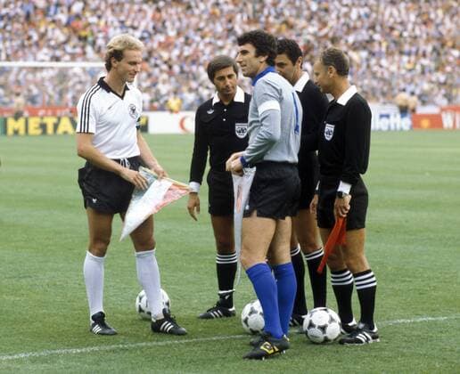 Karl Heinz Rummenigge (BR Deutschland, li.) und Torwart Dino Zoff (Italien) - Austausch der Wimpel - DEUTSCHSPRACHIGE SPORTZEITSCHRIFTEN UND -ZEITUNGEN NUR NACH RÜCKSPRACHE Fußball Länderspiel Herren WM Finale 1982, Nationalteam, Nationaltrikot, BRD, BR Deutschland - Italien 1:3 Gruppe Madrid