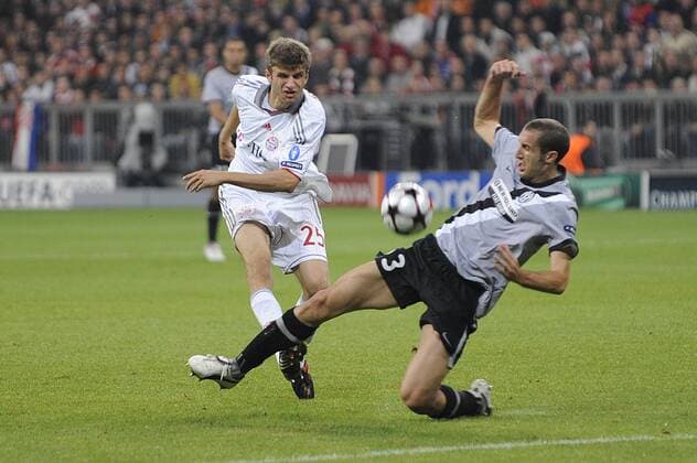 Thomas MÜLLER (Bayern, li.) gegen Giorgio CHIELLINI ( Juventus Turin). FC Bayern München - Juventus Juve Turin 0:0