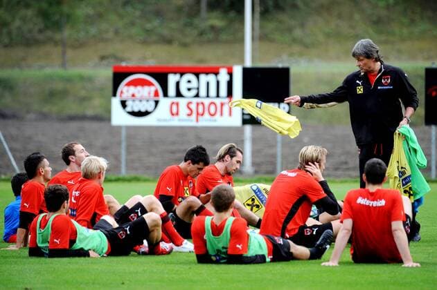 Nationaltrainer Dietmar Constantini (AUT) bei der Mannschaftsbesprechung  o0 Totale, Trainer