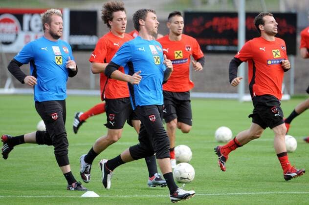 Bild zeigt v.li.: Andreas Schranz, Christian Gratzei, Julian Baumgartlinger, Roman Wallner und Veli Kavlak (AUT). 