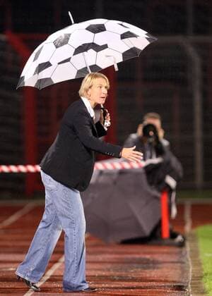 FCR 01 Duisburg - Trainerin Martina Voss Tecklenburg o0 EC 1, Einzelbild, Freisteller, Trainer o00 Regenschirm
