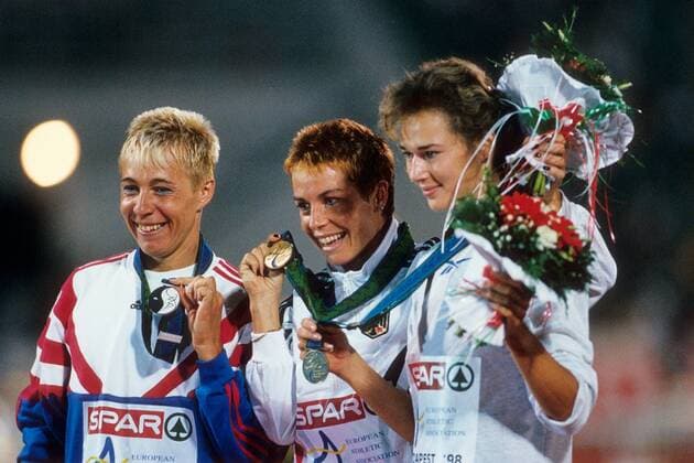 Siegerehrung 400m EM 1998 in Budapest: Europameisterin Grit Breuer (Deutschland, Mitte) zwischen Helena Fuchsova (Tschechien, li.) und Olga Kotljarowa (Russland) Leichtathletik EM Damen EM 1998, Nationaltrikot Gruppe Budapest Freude,