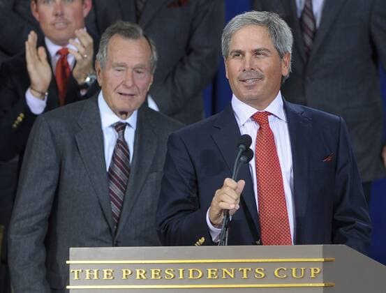 United States team captain Fred Couples delivers remarks during the opening ceremony of The Presidents Cup in San Francisco, California - Former U.S. President George H. W. Bush (beide USA) watches on.  SFP20091007331 o0 people Politik Schriftzug o00 President s