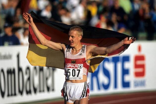 Damian Kallabis (Deutschland), Europameister über die 3000m Hindernis der EM 1998 in Budapest Leichtathletik EM Herren EM 1998, Nationaltrikot Einzelbild Budapest Freude,