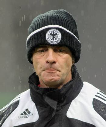 MOSCOW, German National Teamâ€™s Head Coach Joachim LÃ¶w appears at a training  RE0BFFA2 o00 Aufmacher. Nachdenklichkeit, EnttÃ¤uschung, Skepsis. Nationaltrainer, Bundestrainer, Regen