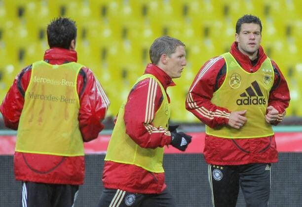 Michael Ballack (re.) und Bastian Schweinsteiger (Deutschland).  RE0BFFA7
