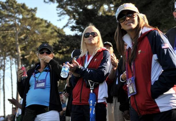 Elin Nordegren (C), the wife of United States team member Tiger Woods, watches gold action with the wives of other players during the second round of The Presidents Cup at Harding Park Golf Course in San Francisco, California on October 9, 2009. SFP20091009323 o0 USA, Eldrick, Partnerin, Frau, Ehefrau, Familie, privat o00 The President s