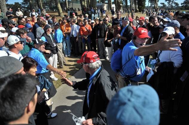 Marshals protect United States team member Tiger Woods ball after hit hit it out of bounds on the 10th hole during the second round of The Presidents Cup at Harding Park Golf Course in San Francisco, California on October 9, 2009.  SFP20091009326 o0 USA, Eldrick, Fan, Zuschauer, Totale o00 The President s