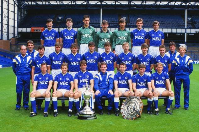 Everton FC League Division One Champions 1986 1987.. Group Back row : L to R, Derek Mountfield,Ian Atkins,Bobby Mimms,Neville Southall,------,Dave Watson,Paul Power.Middle row : Terry Darracott (coach),-----,Paul Bracewell,Pat Van den Hauwe,Neil Pointon,Graeme Sharp,Wayne Clarke,Gary Steven,Ian Snodin,Neil Adams,Mick Lyons,------. Front : Trevor Steven,Adrian Heath,Kevin Ratcliffe,Colin Harvey (coach) Peter Reid,Kevin Sheedy,Alan Harper.  o0 englischer Meister englische Meisterschaft Sieg o0 Objekte Pokal Trophäe o0 Totale Aufnahmedatum geschätzt