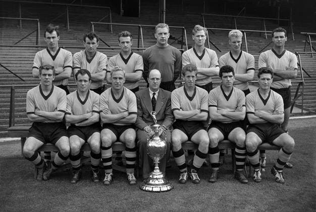 Wolverhampton Wanderers group with trophy. First Division Champions season.Back row : L to R. E.Clamp,J.Murray,G.Harris,M.Finlayson,W.Slater,Ron Flowers,E.Stuart. Front row : R.Mason,N.Deeley,Billy Wright,Stan Cullis (coach), P.Broadbent,C.Booth,J.Mullen.  o0 englischer Meister Meisterschaft o0 Objekte Pokal Trophäe o0 Totale