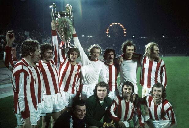 Fc Bayern München celebrate with the trophy. European Cup Final REPLAY. Bayern Munich .  o0 Aufmacher Jubel Freude Sieg Europapokalsieger Europapokalsieg o0 Objekte Pokal Trophäe Aufnahmedatum geschätzt o0 Totale Brüssel