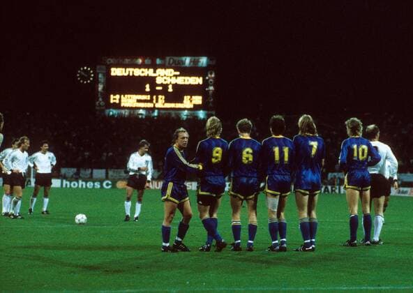 Schwedische Freistoßmauer im Länderspiel gegen BR Deutschland - DEUTSCHSPRACHIGE SPORTZEITSCHRIFTEN UND -ZEITUNGEN NUR NACH RÜCKSPRACHE Fußball Länderspiel Herren Freundschaftsspiel 1987, Test, Testspiel, Nationalteam, Nationaltrikot, BRD - Schweden 1:1 Totale Gelsenkirchen