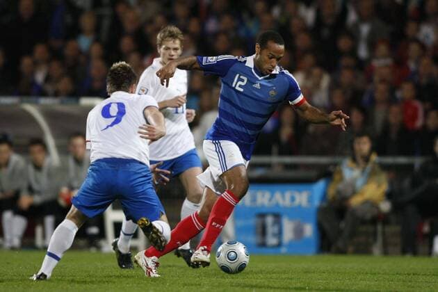 Thierry Henry (FRA, r.) vs Brian Olsen (Faröer Inseln, l.) NLEGOUICFEP 