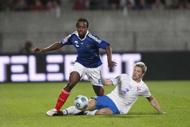 Sidney Govou (FRA, l.) NLEGOUICFEP  o0 Faröer Inseln