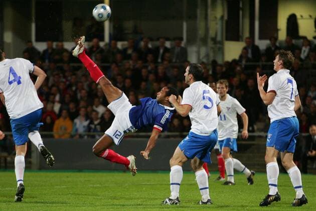 Thierry Henry (FRA, 2.l.) vs Egil a Bö (Faröer Inseln, 3.r.) NLEGOUICFEP 