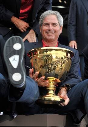 United States team captain Fred Couples (USA) shows off his shoes as he hold the Presidents Cup -  SFP20091011339 o0 Sieg, Sieger, Jubel, Freude, Pokal, Trophäe, Siegerehrung o00 Objekte o00 President s