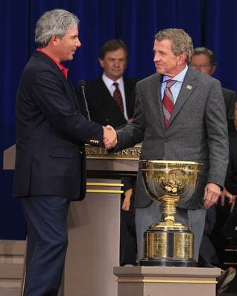 PGA Commissioner Tim Finchem congratulates Fred Couples (USA), captain of the U.S. Presidents Cup team, for winning the 8th Presidents Cup 2009 - - ZUMAcj3 o0 Sieg, Sieger, Siegerehrung, Pokal, Trophäe, Funktionär o00 Objekte o00 President s