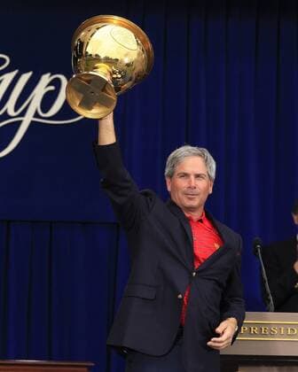 Fred Couples (USA), captain of the U.S. team, holds up the Presidents Cup 2009 - - ZUMAcj3 o0 Sieg, Sieger, Siegerehrung, Pokal, Trophäe, Jubel, Freude o00 Objekte o00 President s
