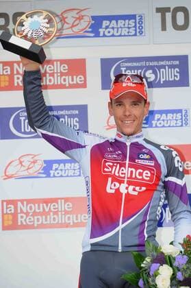 Philippe Gilbert (Silence Lotto) gewinnt Paris Tour -  o0 Sieg, Sieger, Jubel, Freude, Siegerehrung o00 Pokal Trophäe Objekte