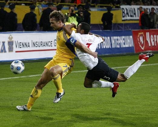 Andriy Shevchenko (Ukraine, L) and Ashley Cole (England).  EN_00279506_037