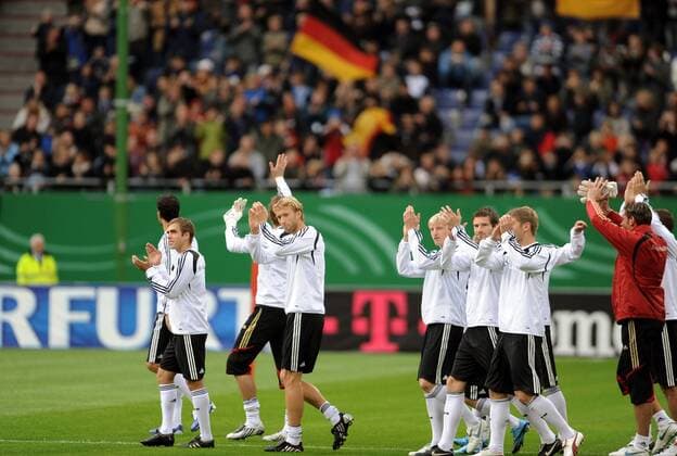 Die Deutschen Nationalspieler begrüssen die Anhänger