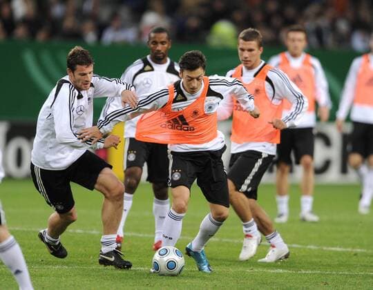 Mesut Özil (re.) gegen Arne Friedrich (beide Deutschland) o0 Hamburg Hamburg