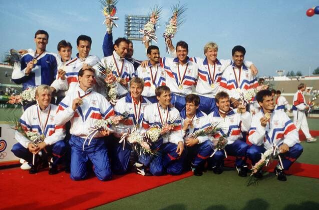 GBR hockey team celebrate winning the Olympic Gold Medal.  o00 Seoul 1988 o0 Totale