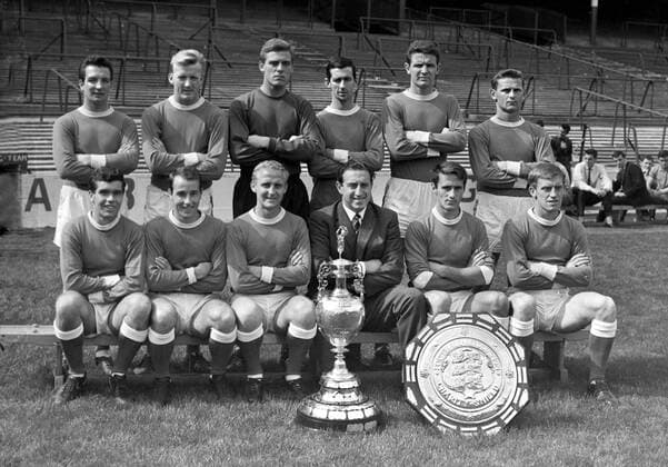 Everton FC Team group season League Division One Champions.L to R. back row : Alex Parker,Jimmy Gabriel,Gordon West,Roy Vernon,Brian Labone,Mick Meagan. Front row : Alex Scott,Dennis Stevens,Alex Young,Harry Catterick (Coach),Derek Temple,Tony Kay.  o00 Objekte Aufmacher o0 Vsw o0 Totale