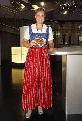 Anna Lena Groenefeld (GER) o0 Privat Kleidung Tracht Trachten Dirndl Lebkuchenherz Objekte Freisteller, Einzelbild