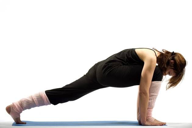 Frau bei einer Yogaübung - MODEL RELEASED - 