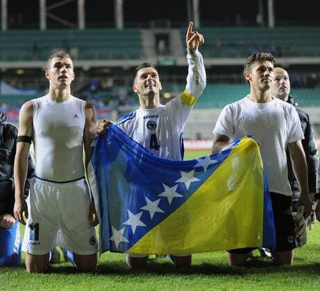 SCHLUSSJUBEL Bosnien Herzegowina; v.li.: Edin Dzeko, Emir Spahic und Torwart Kenan Hasagic -  o0 Fahne, Landesfahne Objekte Jubel, Freude