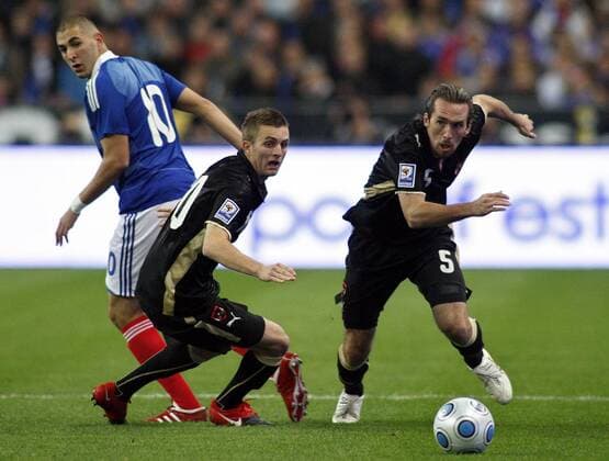 Karim Benzema (FRA, li.) gegen Jakob Jantscher (Mitte) und Christian Fuchs (AUT). 
