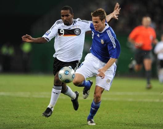 Cacau (Deutschland, li.) gegen Niklas Moisander (Finnland)