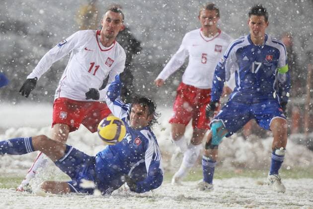 IRENEUSZ JELEN (Polen, L), JAN KOZAK (Slowakei, 2.l.), MAREK HAMSIK (Slowakei, r.)  20091014CSLG0009 o0 Schnee Schneespiel