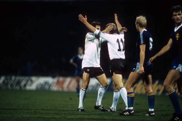 Klaus Allofs (li.) und Karl Heinz Rummenigge (beide BR Deutschland) - Torjubel - DEUTSCHSPRACHIGE SPORTZEITSCHRIFTEN UND -ZEITUNGEN NUR NACH RÜCKSPRACHE Fußball Länderspiel Herren WM Qualifikation 1984, Nationalteam, Nationaltrikot, BR Deutschland, BRD - Schweden 2:0 Gruppe Köln Freude,