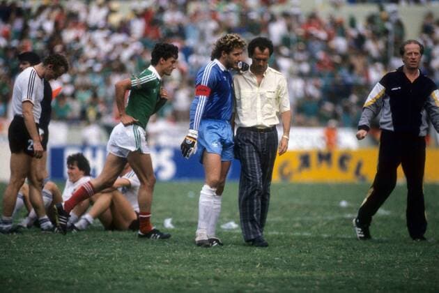 Torwart Harald Schumacher und Teamchef Franz Beckenbauer (beide BR Deutschland) vor dem Elfmeterschießen im Viertelfinale der WM 1986 Fußball WM Herren WM 1986, Länderspiel, Nationalteam, Nationaltrikot, BRD - Mexiko 4:1 n.E. Gruppe Monterrey