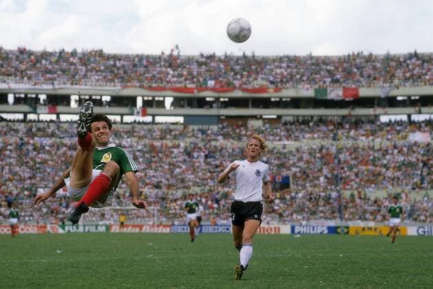 Javier Aguirre (Mexiko) - Fallrückzieher, re. Andreas Brehme (BR Deutschland) Fußball WM Herren WM 1986, Länderspiel, Nationalteam, Nationaltrikot, BRD - Mexiko 4:1 n.E., BR Deutschland Gruppe Monterrey Dynamik,