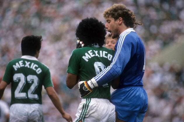 Torwart Harald Schumacher (BR Deutschland, re.) und Hugo Sanchez (Mexiko) Fußball WM Herren WM 1986, Länderspiel, Nationalteam, Nationaltrikot, BRD - Mexiko 4:1 n.E., BR Deutschland Gruppe Monterrey