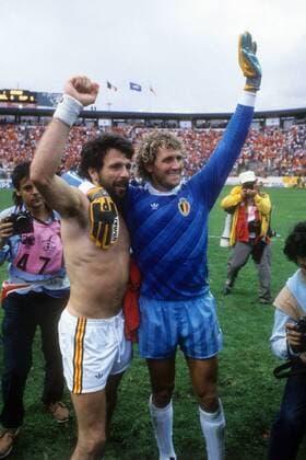 Eric Gerets und Torwart Jean Marie Pfaff (beide Belgien) - Schlussjubel Fußball WM Herren WM 1986, Länderspiel, Nationalteam, Nationaltrikot Gruppe Puebla Freude, Begeisterung,